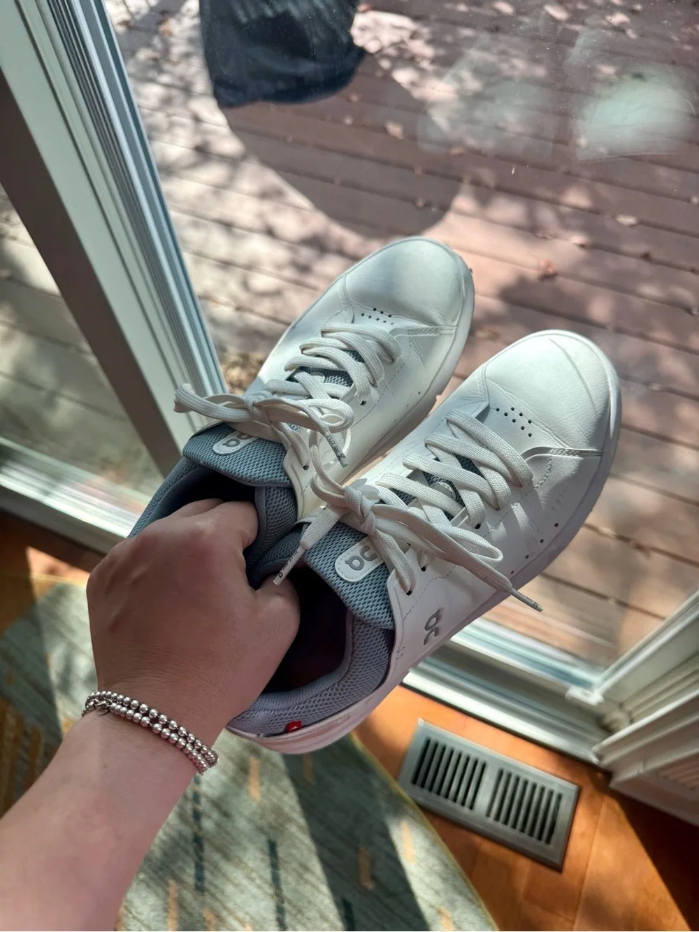 On The Roger Women’s Sneakers – White – Size 9.5